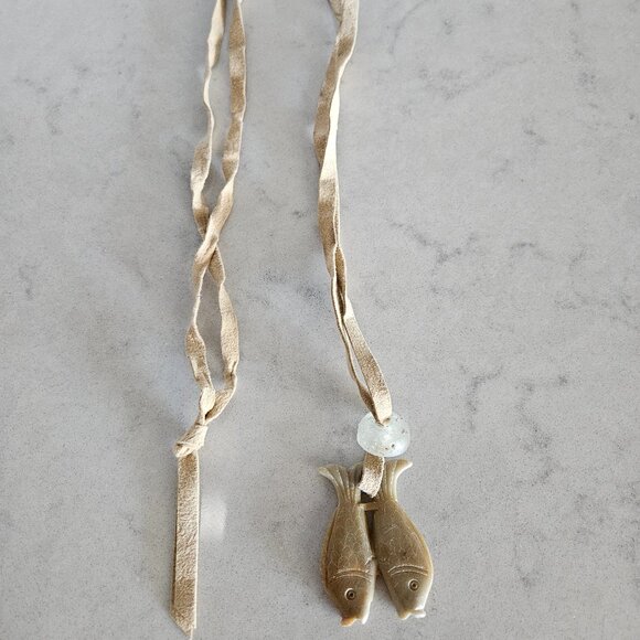 ASIAN NATURAL GREEN & BROWN JADEITE TWO-SIDED FISH PENDANT WITH CHAMOIS NECKLACE - Picture 3 of 16